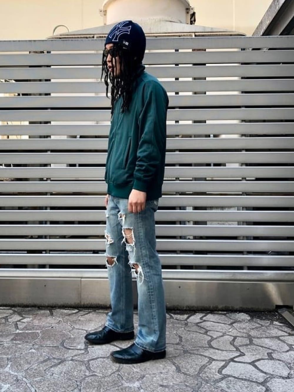 グリーン系のジャージ、ブルー系のデニムパンツ、ブルー系のニットキャップ/ビーニーを着用したメンズの春コーディネートの4枚目の写真