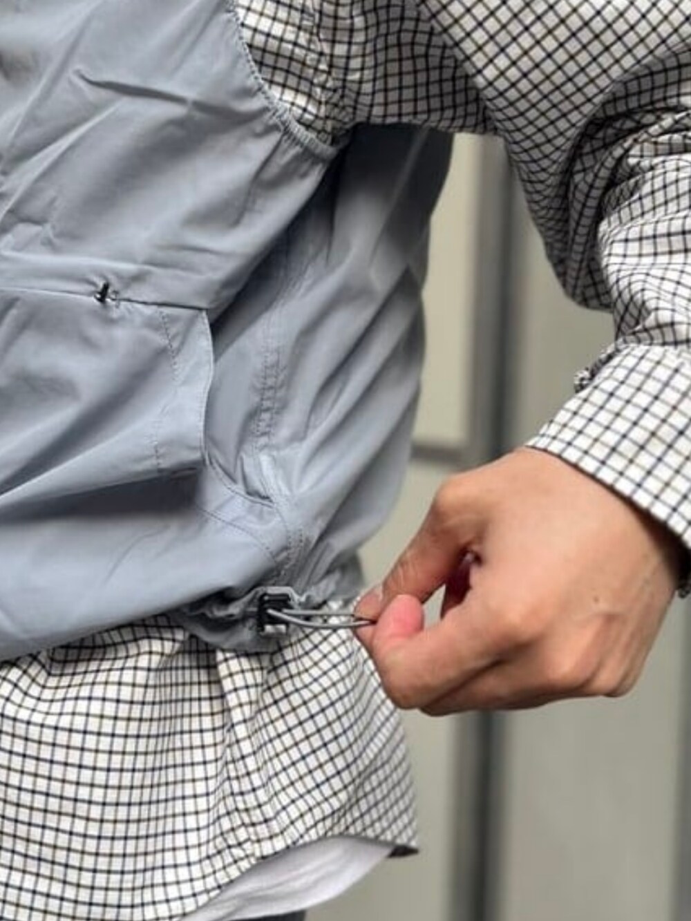 ブルー系のその他パンツ、グレー系のベスト、その他のシャツ/ブラウスを着用したメンズの春コーディネートの3枚目の写真