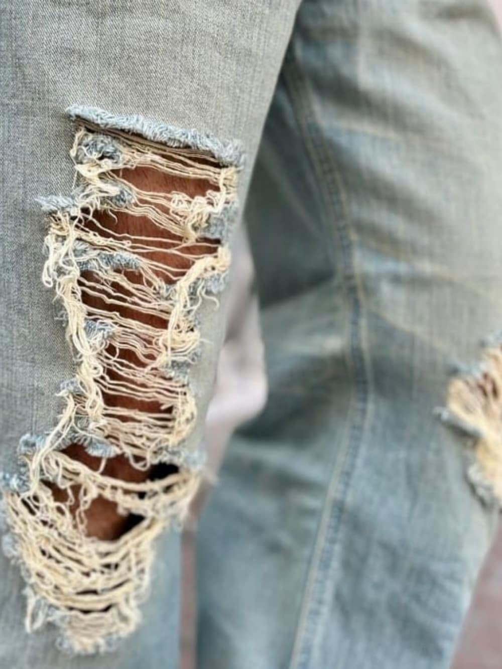 ブルー系のデニムパンツ、ブラック系のTシャツ/カットソー、ブラック系のスニーカーを着用したメンズの春コーディネートの4枚目の写真