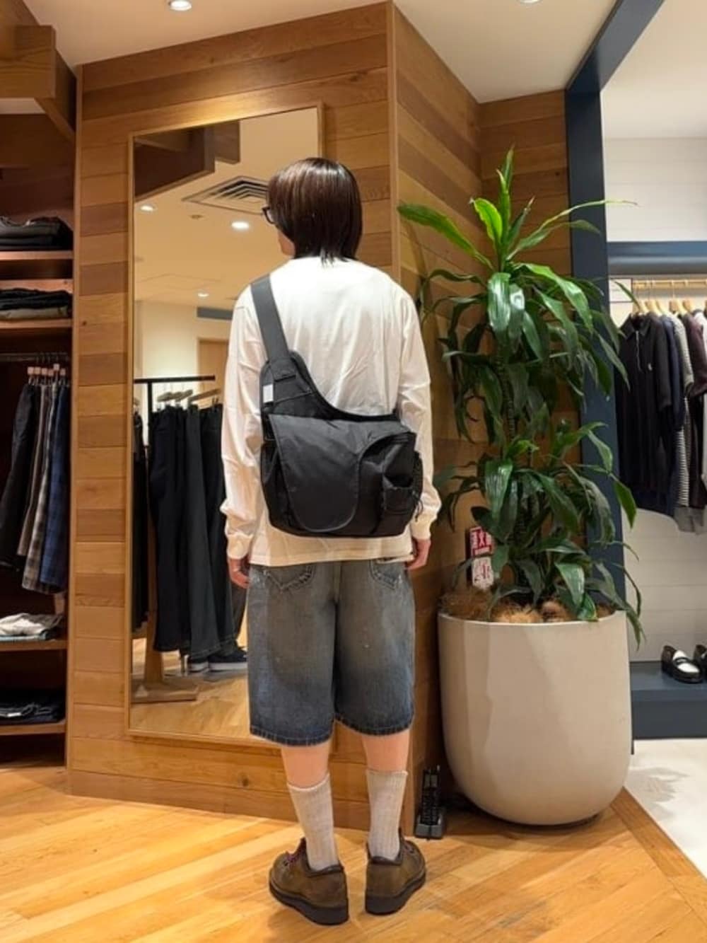 ホワイト系のTシャツ/カットソー、ブラック系のショルダーバッグを着用したメンズの夏コーディネートの2枚目の写真