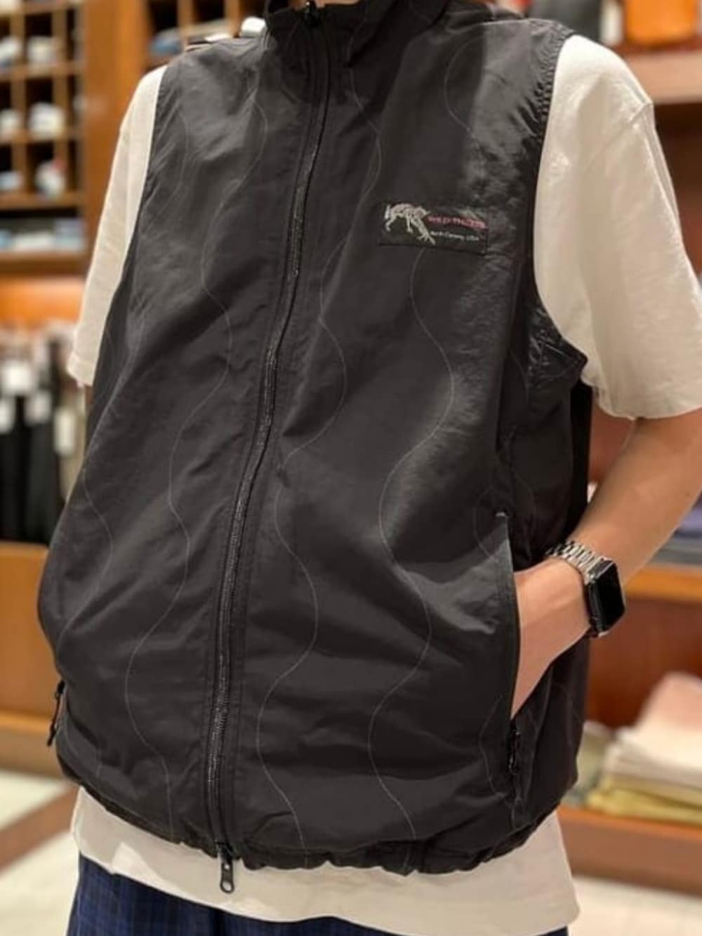 ブルー系のカーゴパンツ、ブラック系のサンダル、ブラック系のベストを着用したメンズの夏コーディネートの2枚目の写真