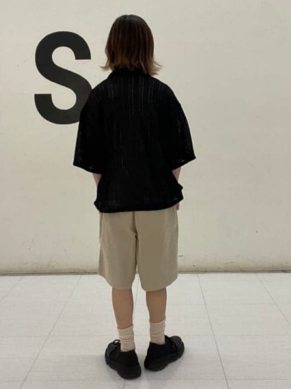 ブラック系のシャツ/ブラウス、ホワイト系のTシャツ/カットソーを着用したレディースの夏コーディネートの2枚目の写真