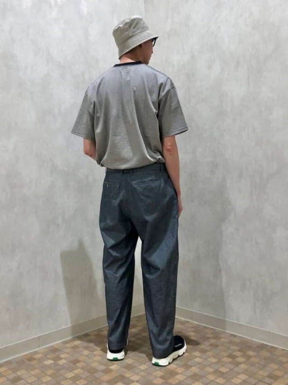 ブラック系のTシャツ/カットソー、ブルー系のその他パンツ、ブルー系のサンダルを着用したメンズの春コーディネートの3枚目の写真