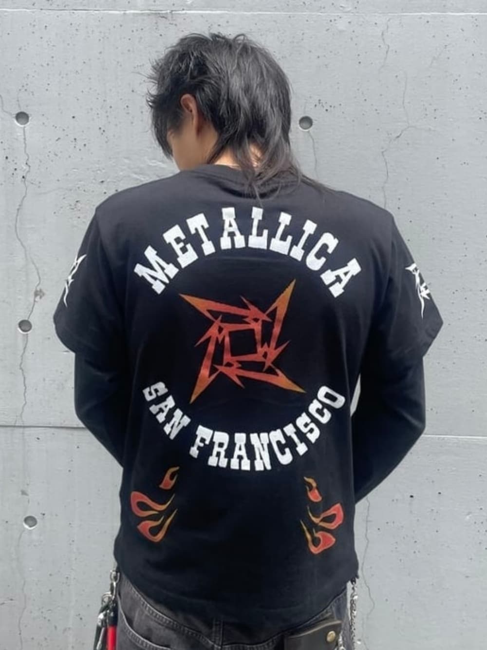 ブラック系のデニムパンツ、ブラック系のTシャツ/カットソー、シルバー系のネックレスを着用したメンズの夏コーディネートの4枚目の写真
