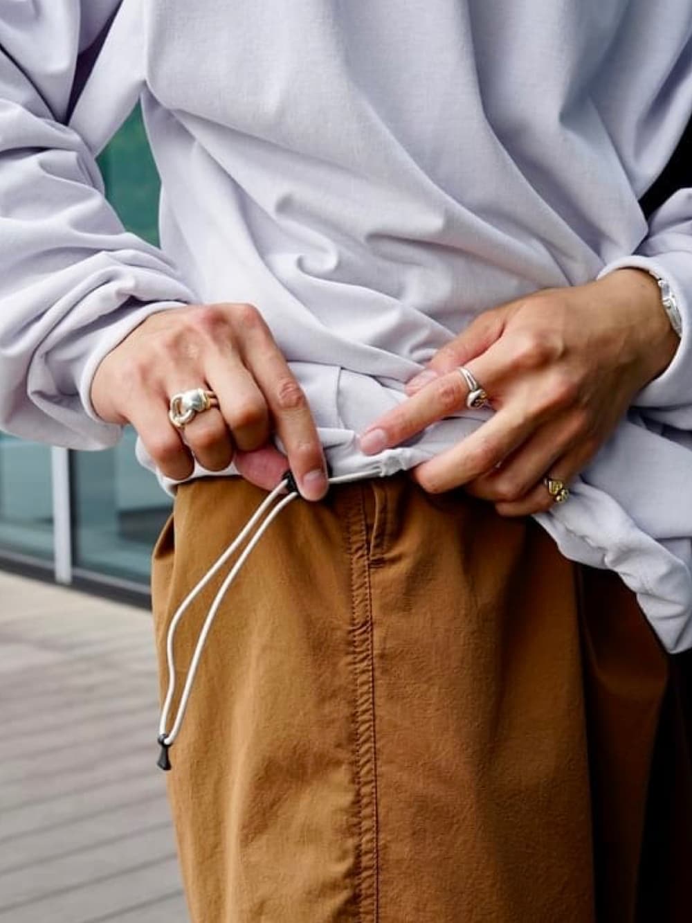 ブラウン系のその他パンツ、グレー系のTシャツ/カットソー、グレー系のシャツ/ブラウスを着用したメンズの夏コーディネートの4枚目の写真