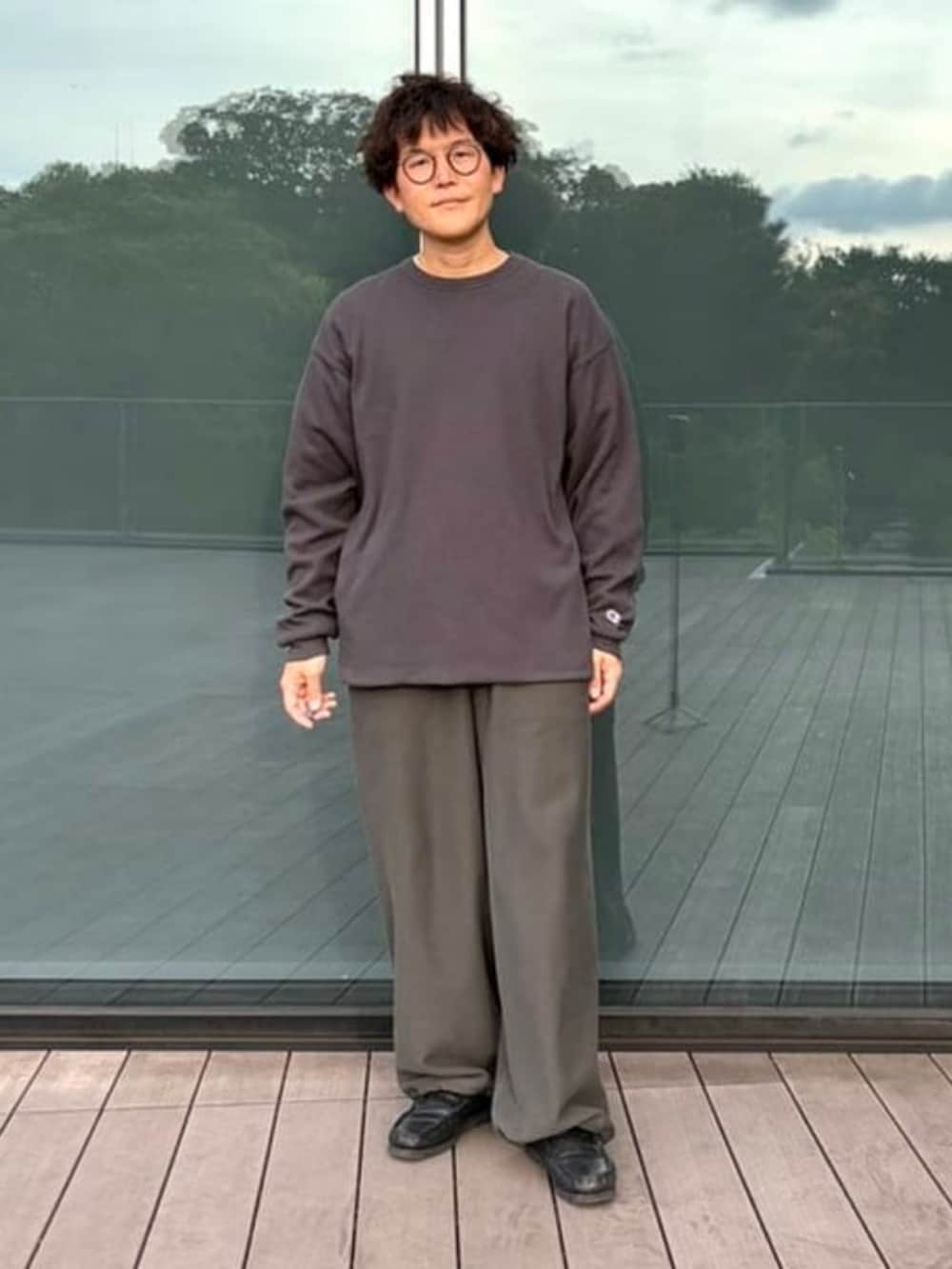 ブラック系のTシャツ/カットソー、ブラック系のスウェットパンツを着用したメンズの夏コーディネートの2枚目の写真
