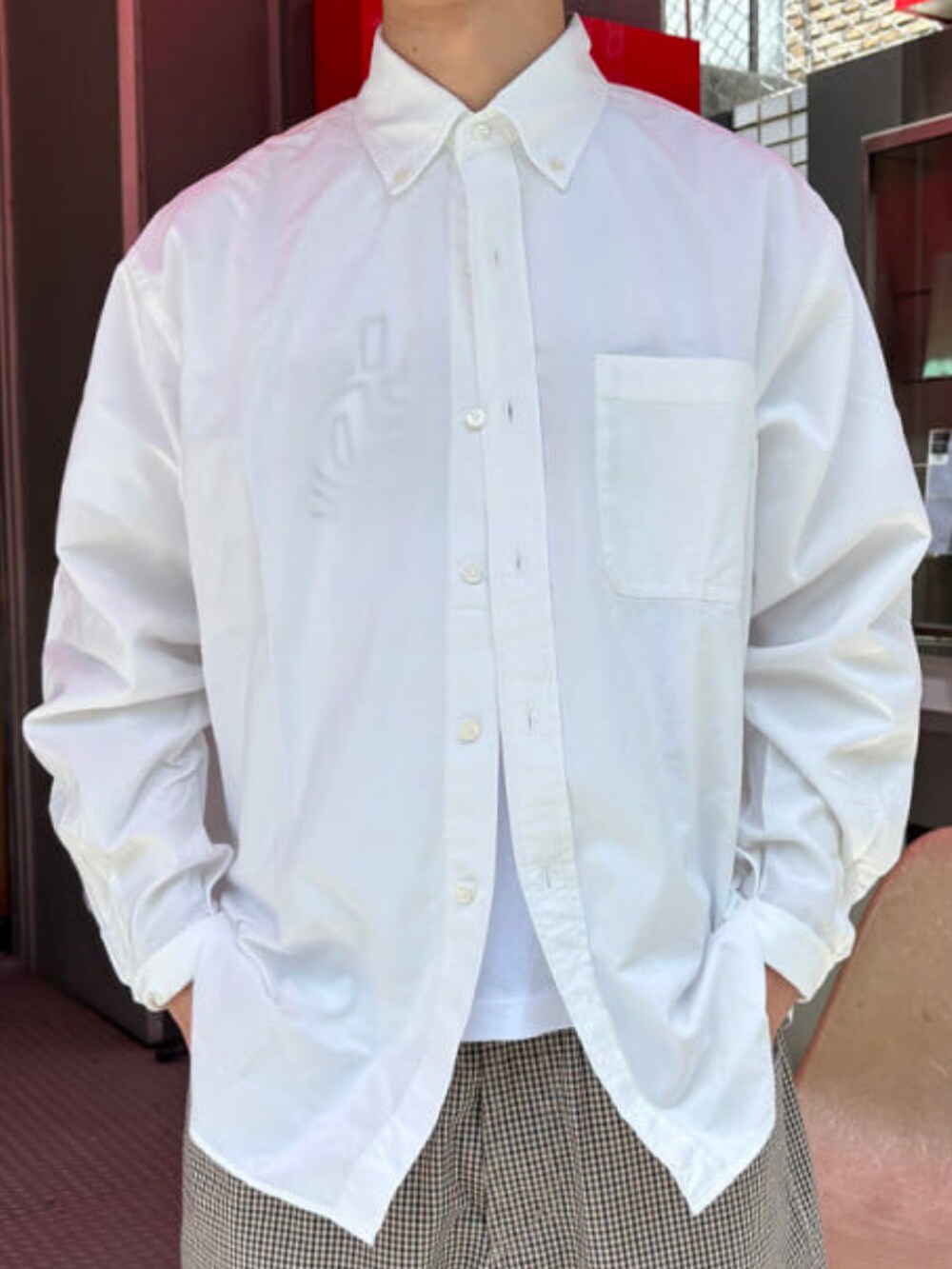 ベージュ系のその他パンツを着用したメンズの春コーディネートの2枚目の写真