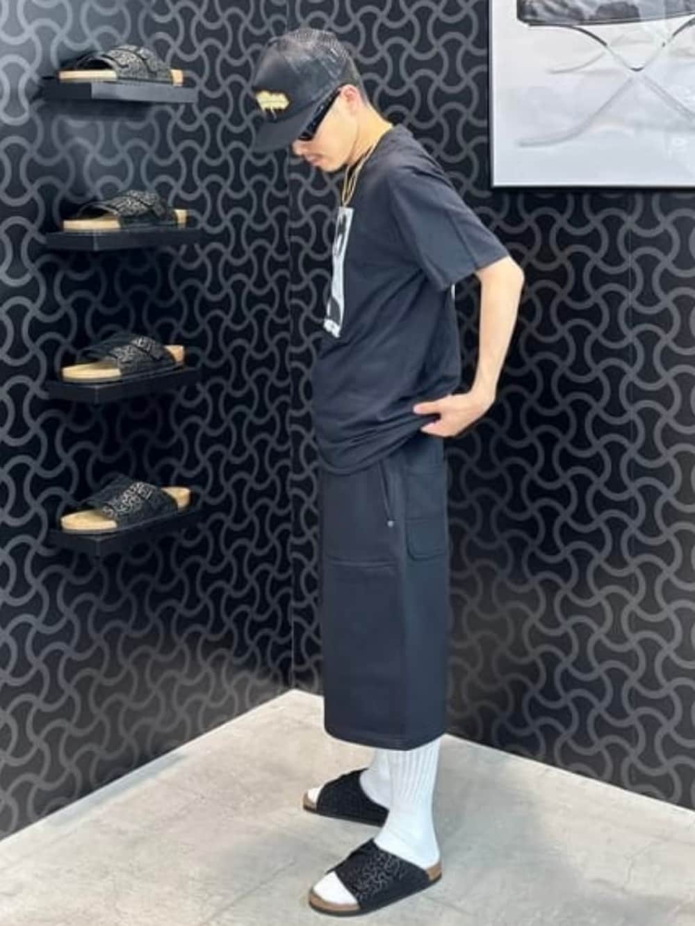 ブラック系のその他パンツ、ブラック系のサンダルを着用したメンズの夏コーディネートの2枚目の写真