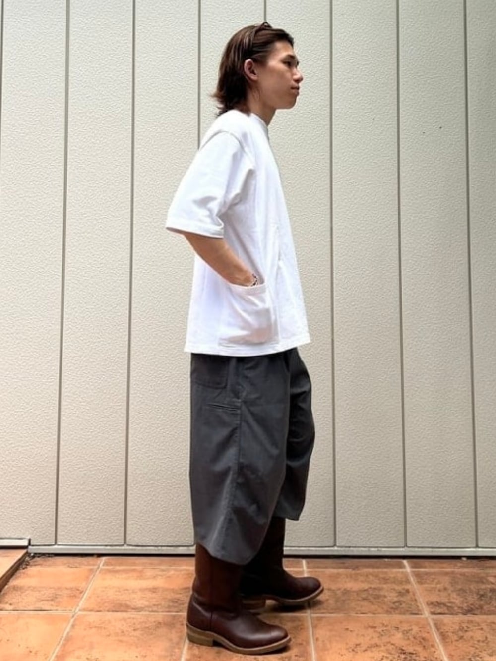 ホワイト系のTシャツ/カットソー、グレー系のその他パンツを着用したメンズの夏コーディネートの2枚目の写真