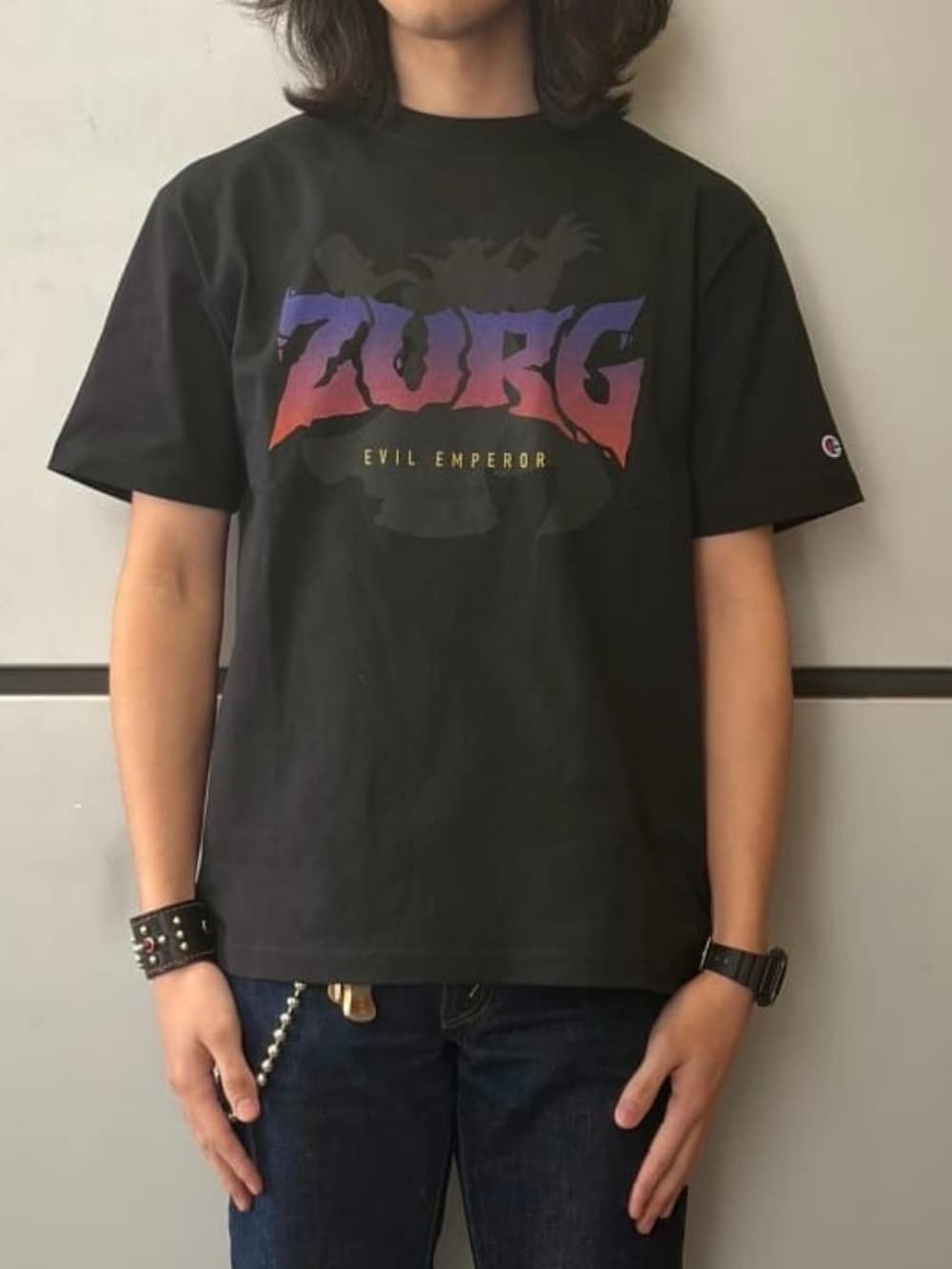 ブラック系のTシャツ/カットソーを着用したメンズの春コーディネートの2枚目の写真