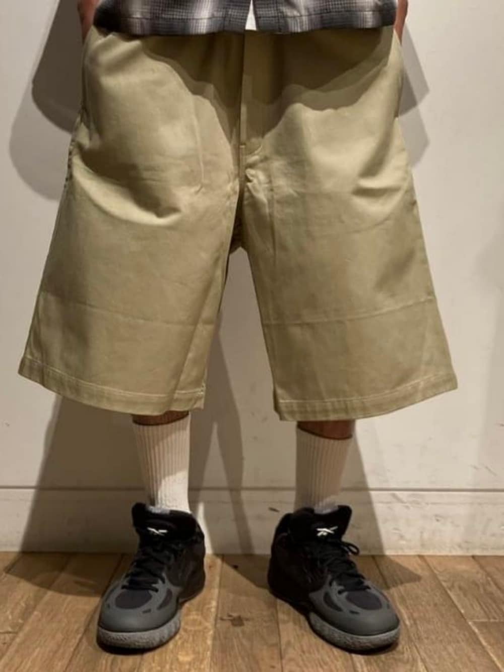 ベージュ系のその他パンツ、ブラック系のシャツ/ブラウス、ブラック系のスニーカーを着用したメンズの夏コーディネートの4枚目の写真