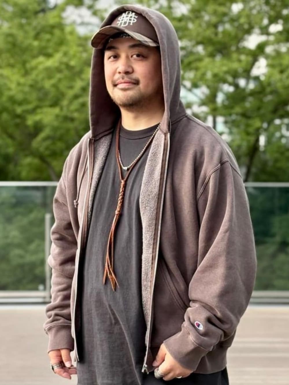 ブラウン系のパーカー、ブラック系のその他パンツ、ブラック系のTシャツ/カットソーを着用したメンズの夏コーディネートの3枚目の写真