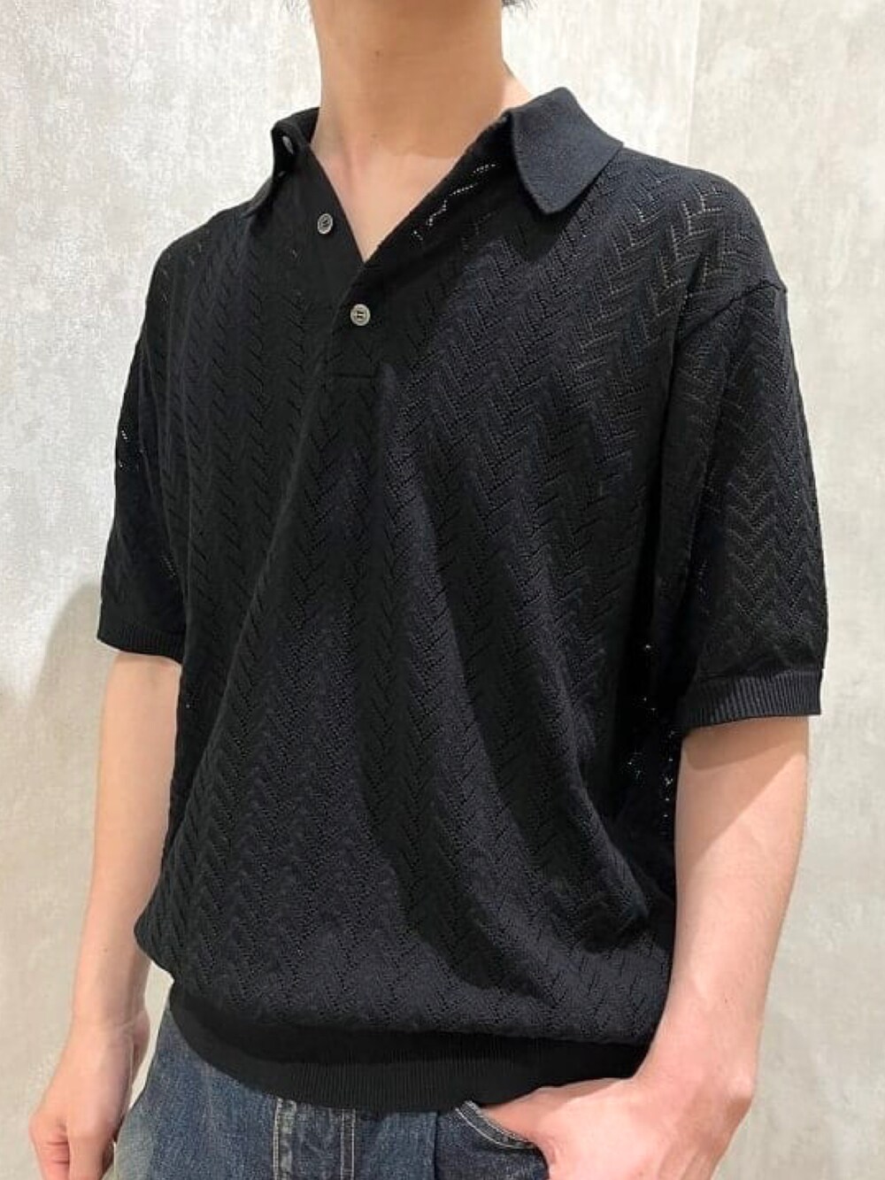 ブラック系のポロシャツ、ブラック系のタンクトップ、ブラウン系のサングラスを着用したメンズの夏コーディネートの5枚目の写真