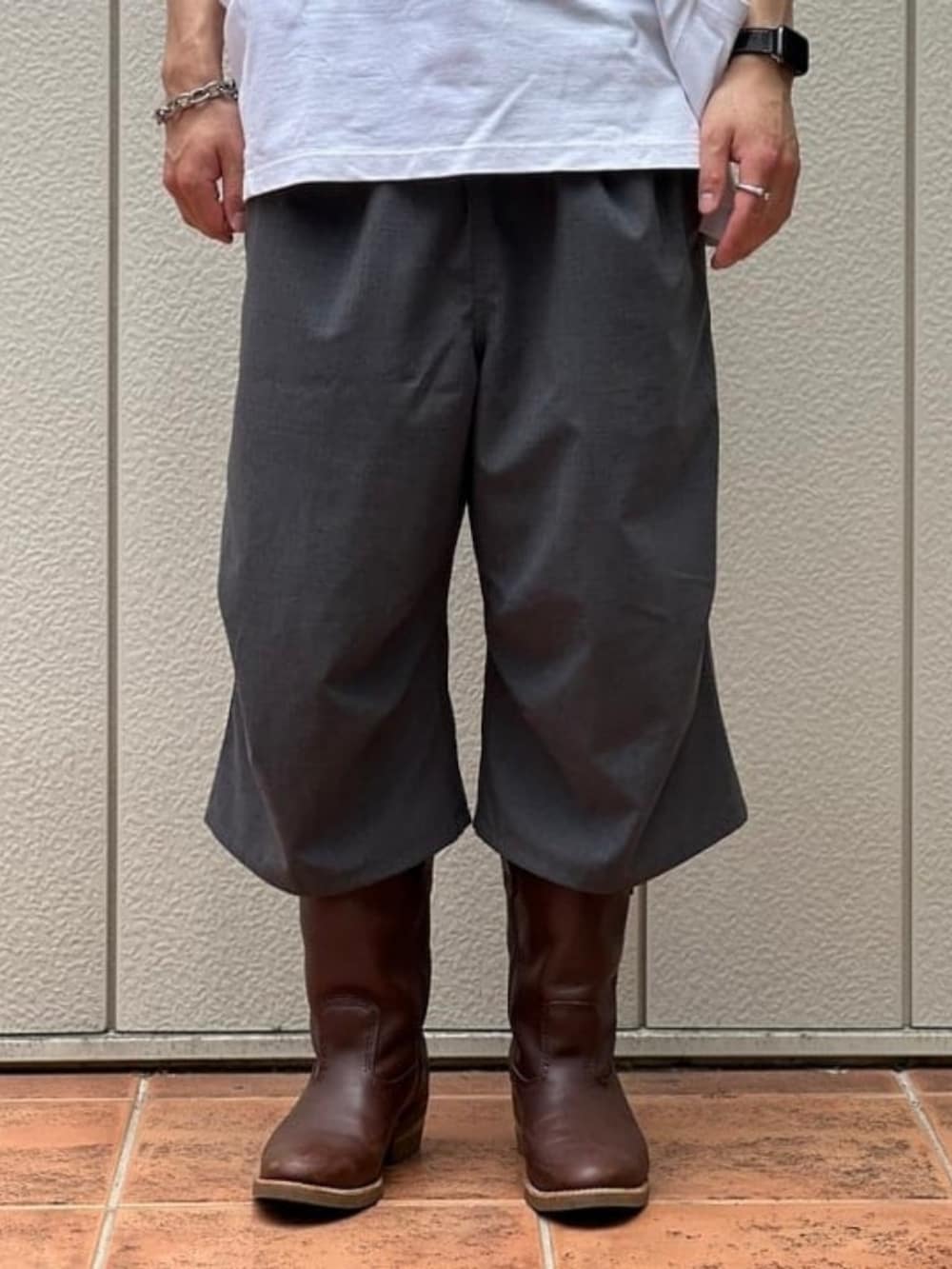 ホワイト系のTシャツ/カットソー、グレー系のその他パンツを着用したメンズの夏コーディネートの4枚目の写真