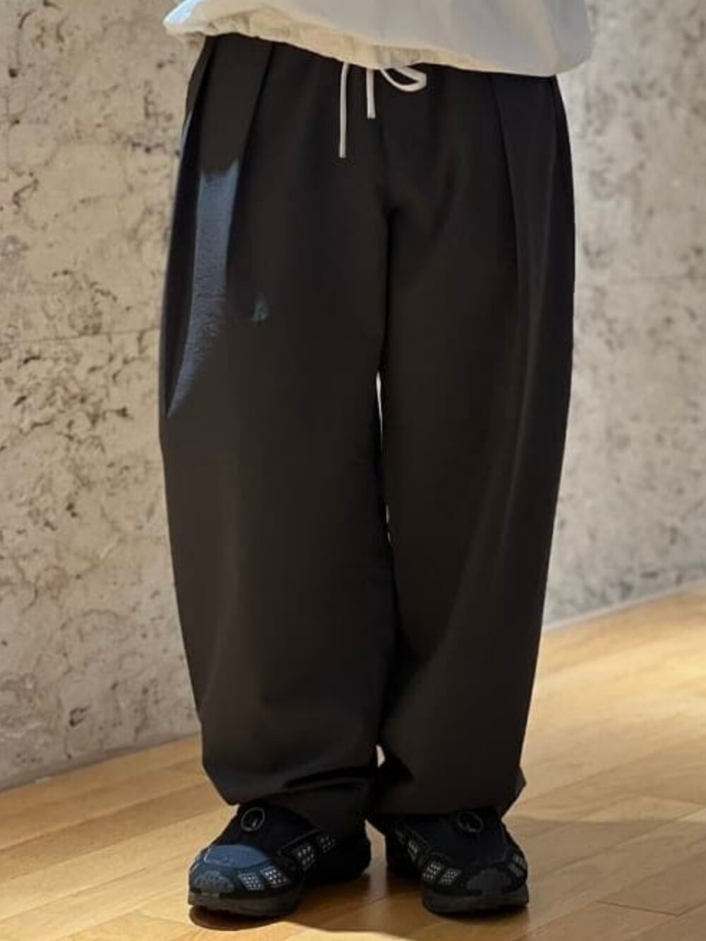 グレー系のスラックス、グレー系のポロシャツを着用したメンズの夏コーディネートの3枚目の写真