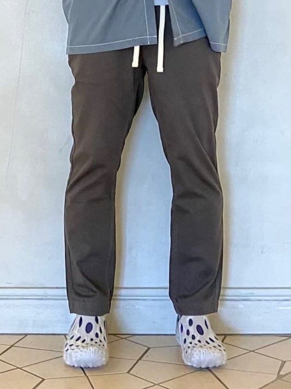 グレー系のシャツ/ブラウス、グレー系のチノパンツ、ホワイト系のサンダルを着用したメンズの夏コーディネートの5枚目の写真