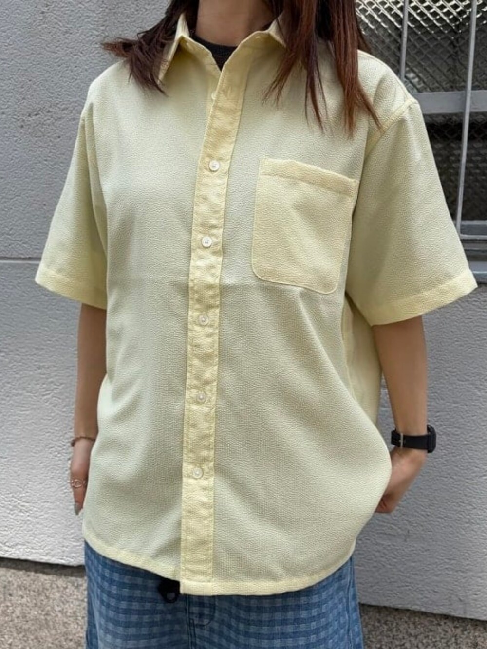 イエロー系のシャツ/ブラウス、ブルー系のその他パンツ、ブラック系のサングラスを着用したレディースの夏コーディネートの5枚目の写真