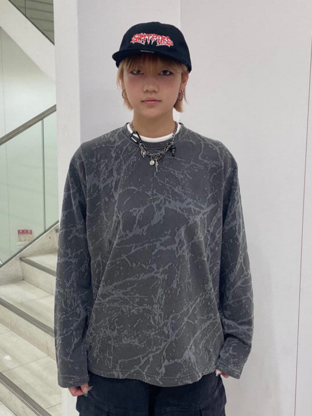 ブラック系のその他パンツ、ブラック系のTシャツ/カットソーを着用したメンズの夏コーディネートの2枚目の写真