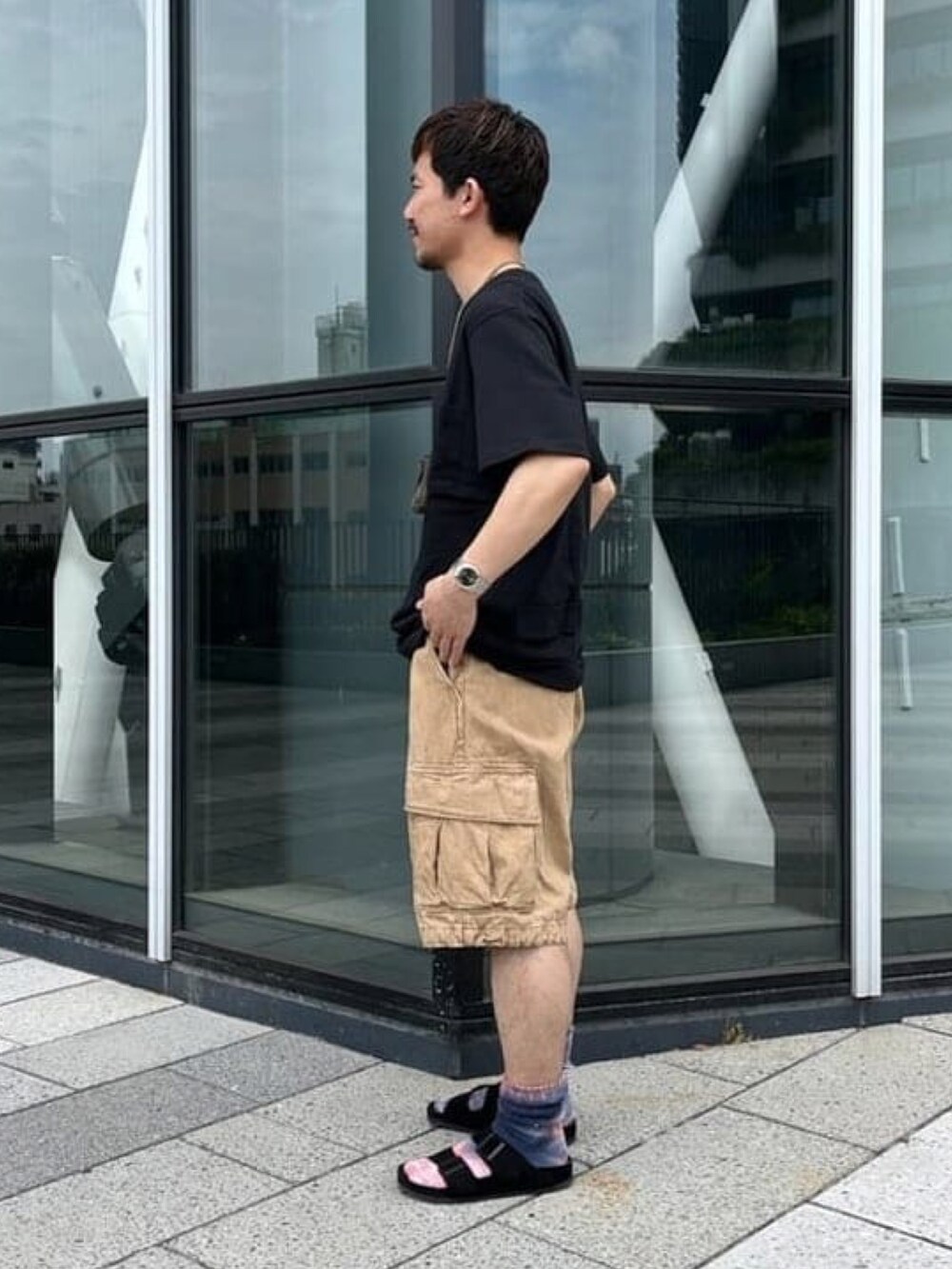 ブラック系のTシャツ/カットソーを着用したメンズの夏コーディネートの2枚目の写真