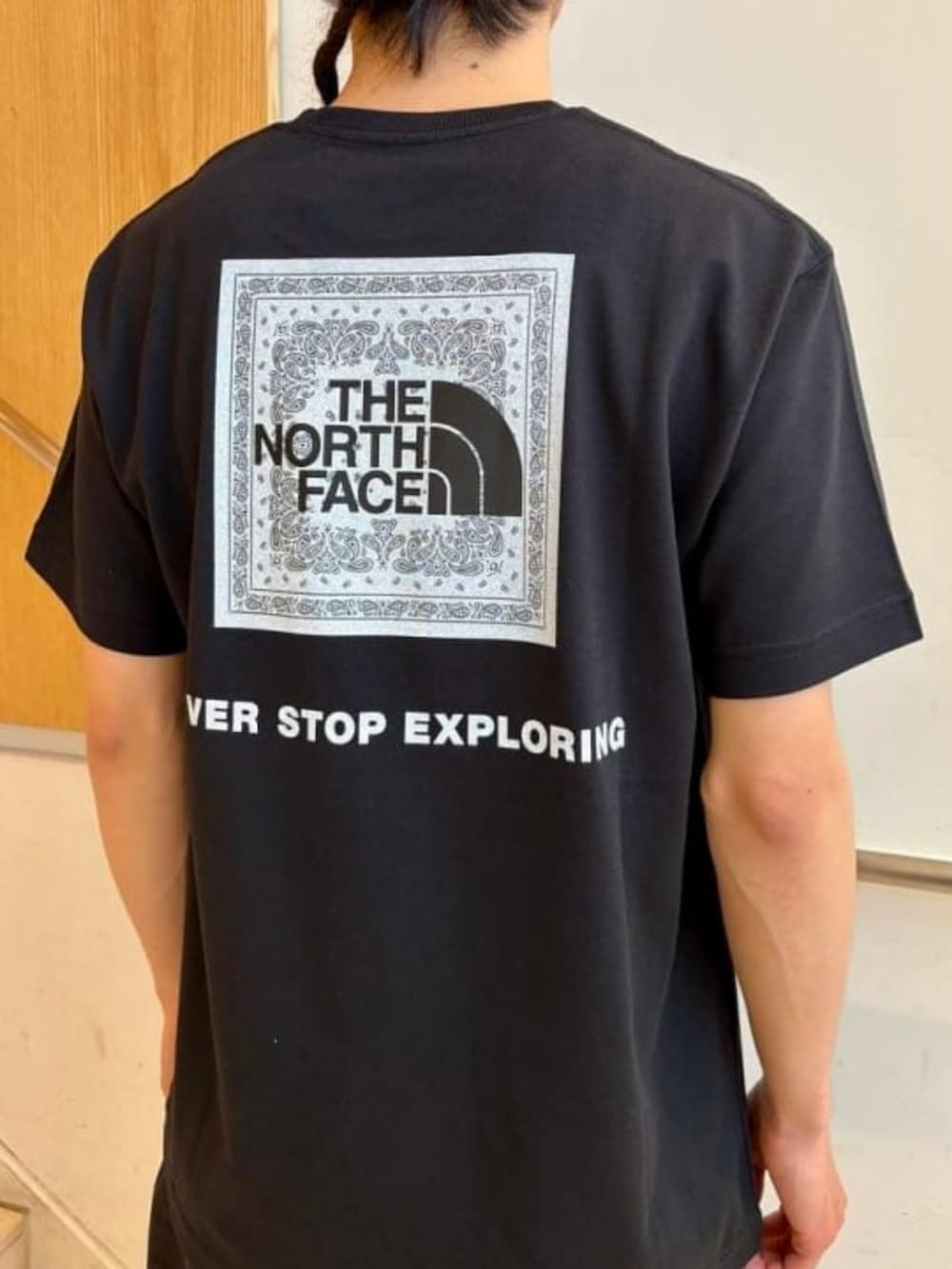 ブラック系のTシャツ/カットソー、ブラック系のその他パンツ、ベージュ系のサンダルを着用したメンズの夏コーディネートの3枚目の写真