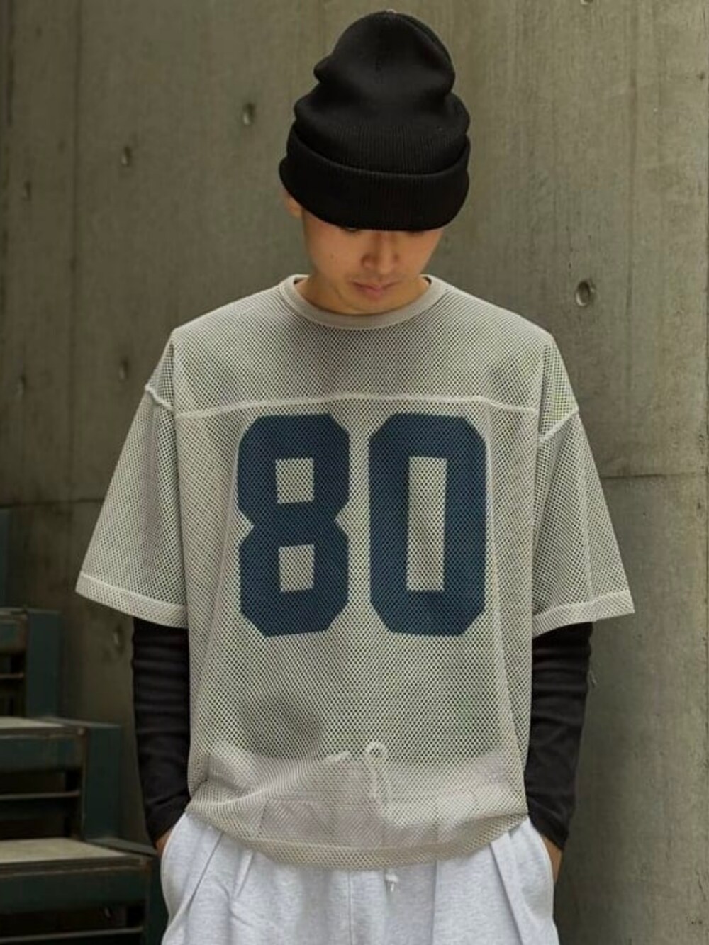 グレー系のスウェットパンツ、グレー系のTシャツ/カットソー、ブラック系のニットキャップ/ビーニーを着用したメンズの春コーディネートの3枚目の写真