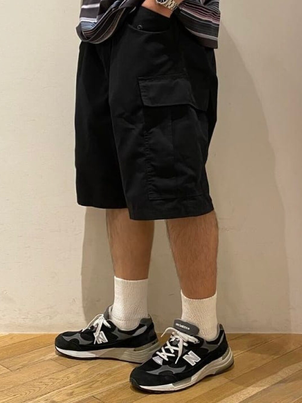 ブラック系のTシャツ/カットソー、ブラック系のカーゴパンツ、ブラック系のサングラスを着用したメンズの夏コーディネートの3枚目の写真