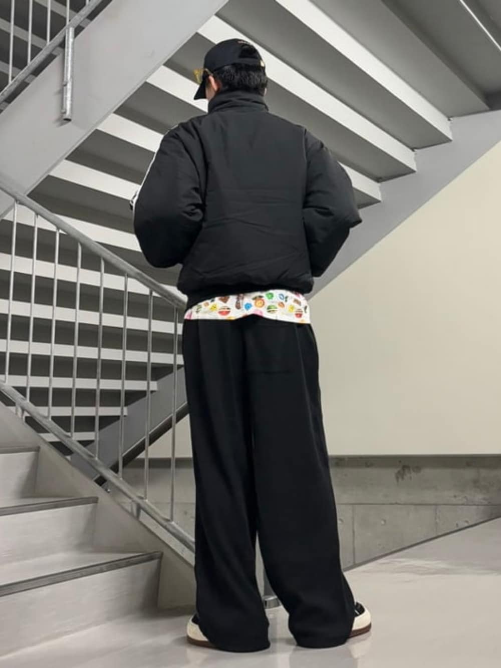 ブラック系のブルゾン、ブラック系のスウェットパンツを着用したメンズの秋コーディネートの3枚目の写真
