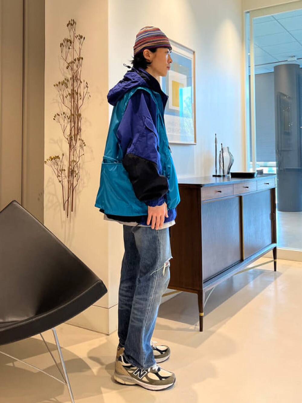 ブルー系のブルゾン、ブルー系のベスト、レッド系のTシャツ/カットソーを着用したメンズの春コーディネートの2枚目の写真