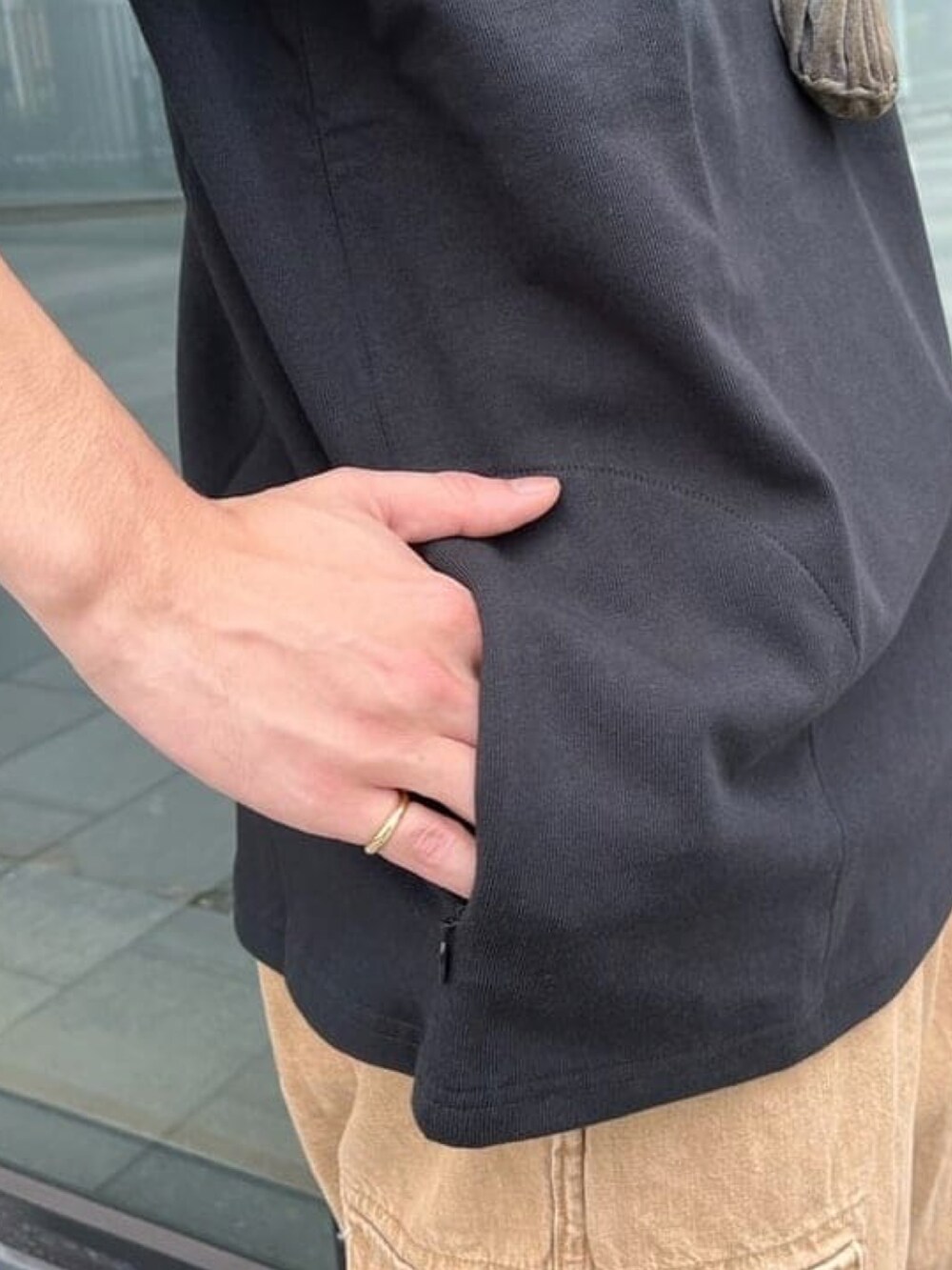 ブラック系のTシャツ/カットソーを着用したメンズの夏コーディネートの5枚目の写真