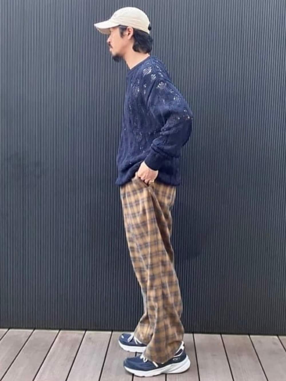 ブルー系のニット/セーター、グレー系のその他パンツを着用したメンズの夏コーディネートの2枚目の写真