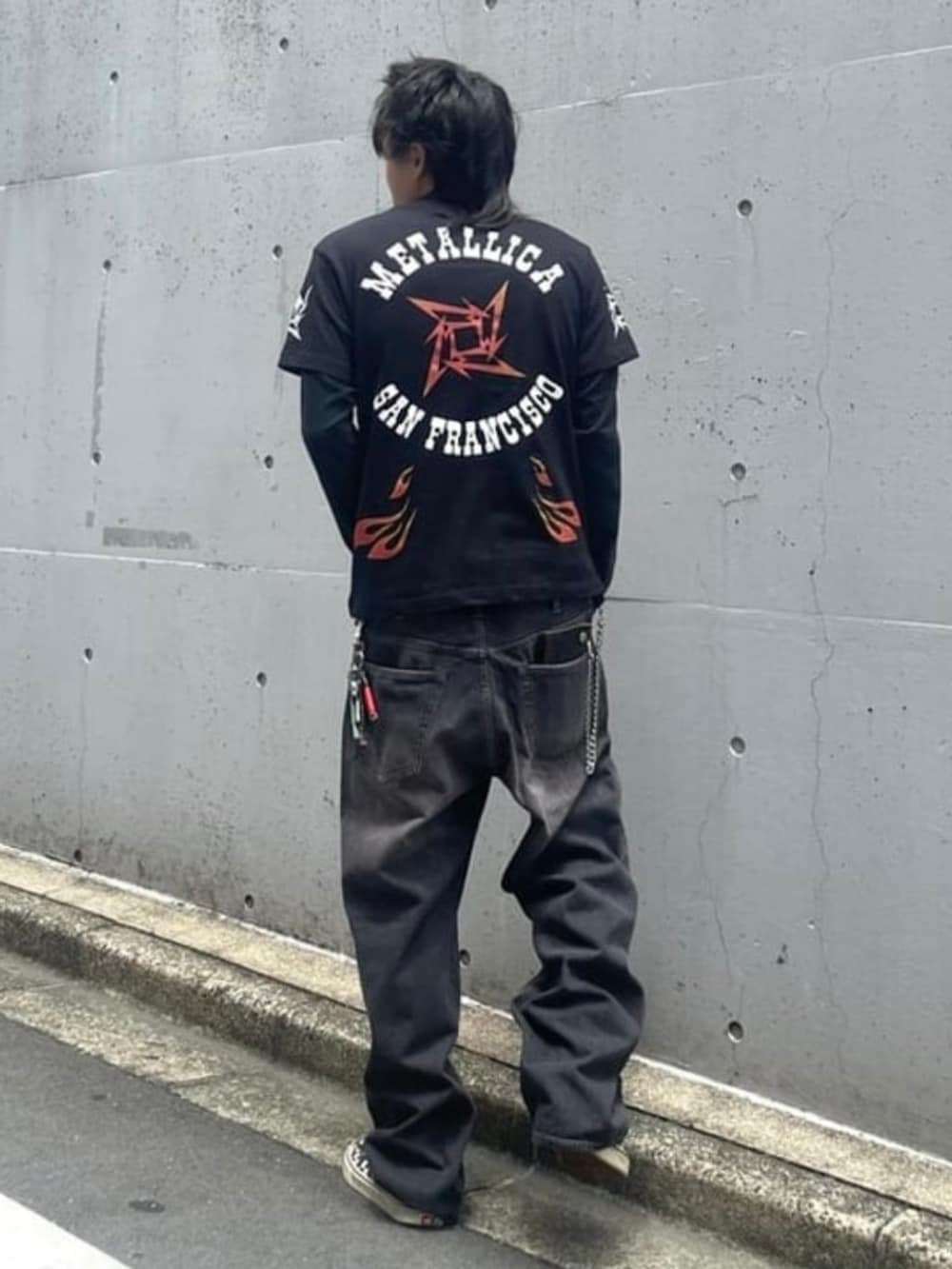 ブラック系のデニムパンツ、ブラック系のTシャツ/カットソー、シルバー系のネックレスを着用したメンズの夏コーディネートの2枚目の写真
