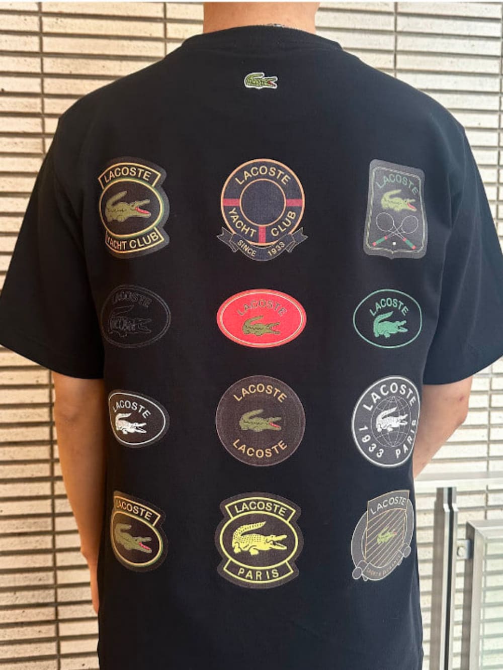 ブラック系のTシャツ/カットソーを着用したメンズの春コーディネートの2枚目の写真
