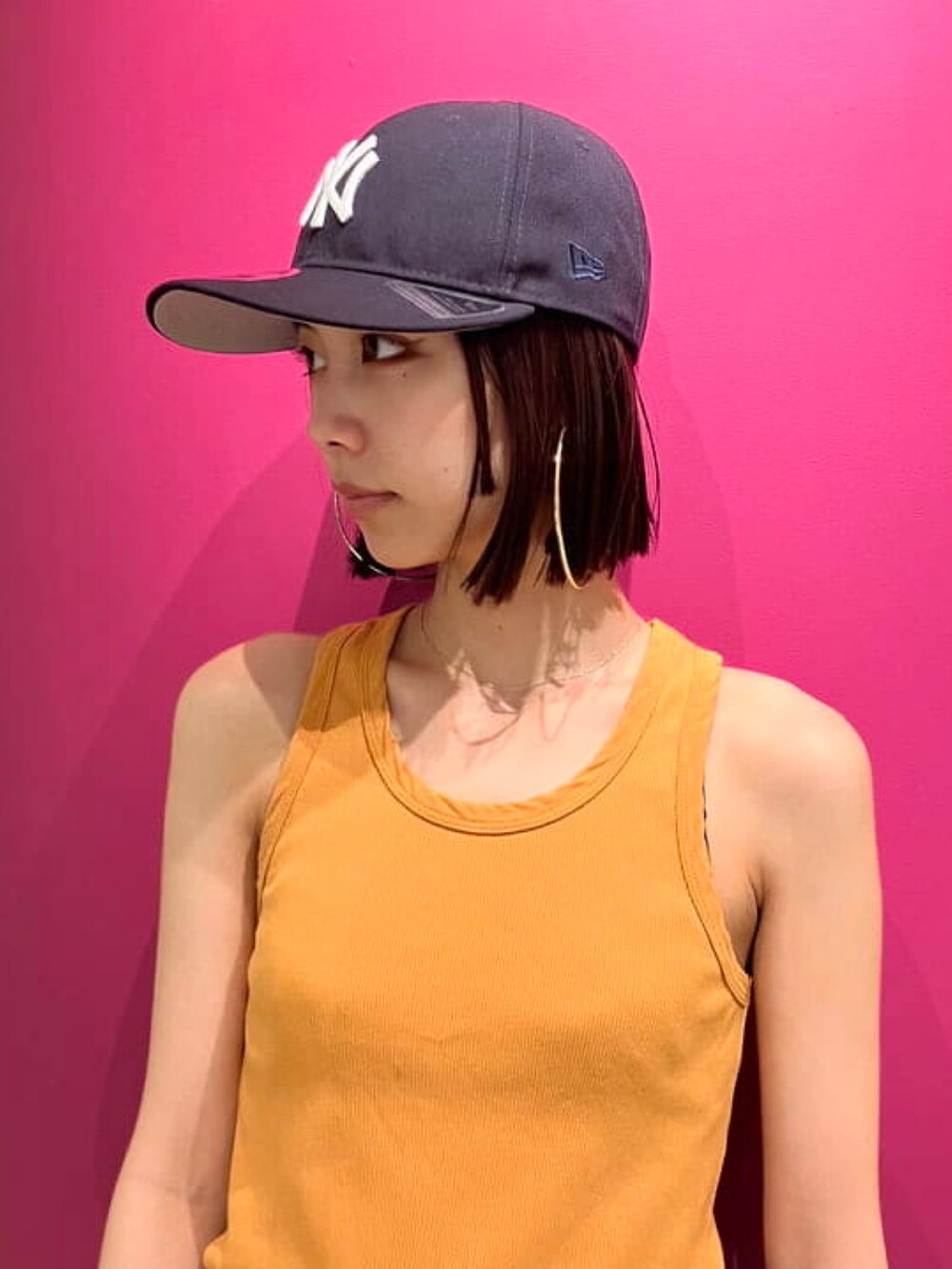 グリーン系のカーゴパンツ、ブルー系のキャップを着用したメンズの夏コーディネートの3枚目の写真