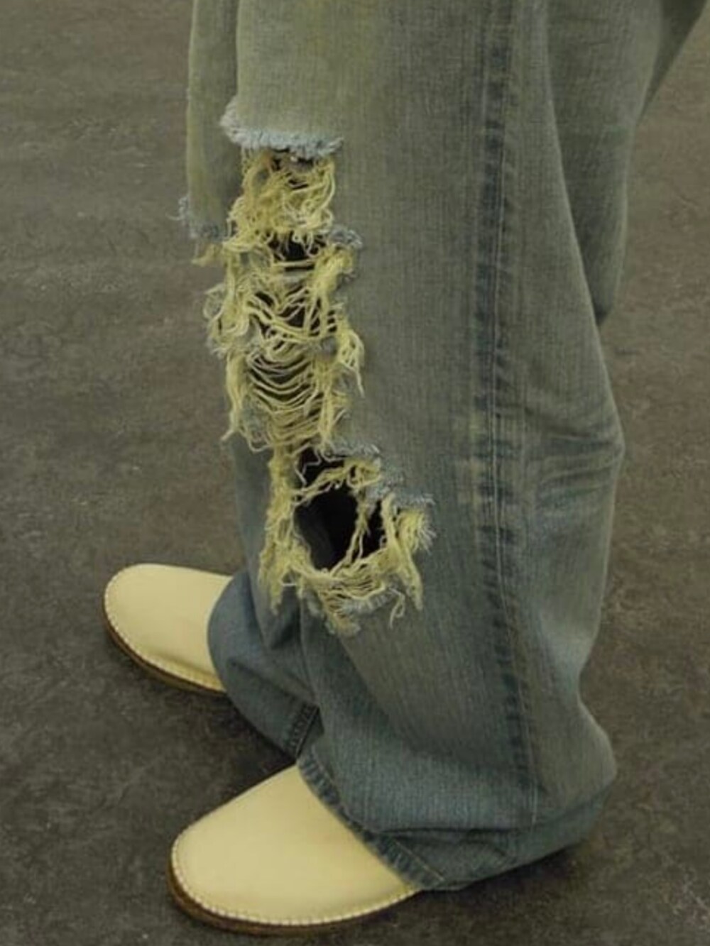 ブルー系のデニムパンツ、ホワイト系のTシャツ/カットソー、ホワイト系のサンダルを着用したメンズの夏コーディネートの2枚目の写真