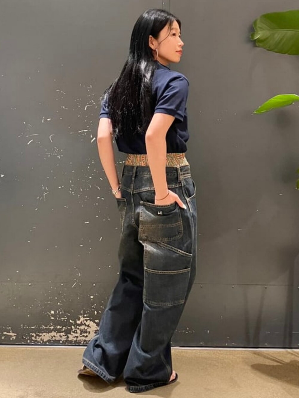 ブルー系のデニムパンツ、ブルー系のポロシャツを着用したレディースの夏コーディネートの2枚目の写真