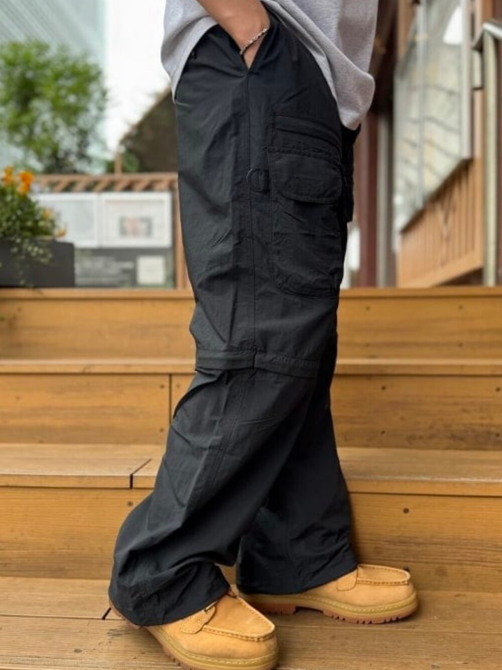 ブラック系のその他パンツ、グレー系のTシャツ/カットソーを着用したメンズの春コーディネートの2枚目の写真