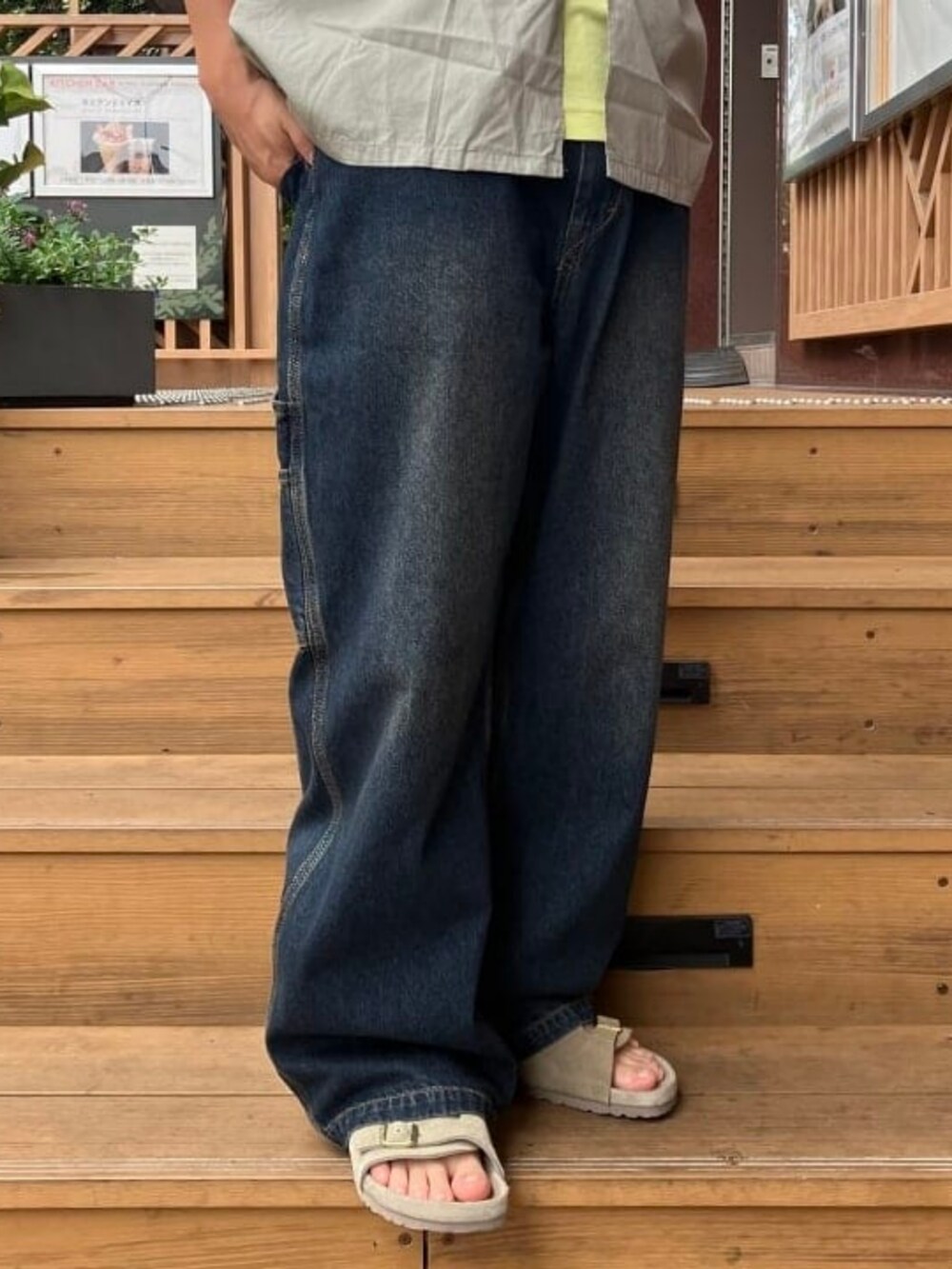 ブルー系のデニムパンツ、ベージュ系のシャツ/ブラウスを着用したメンズの夏コーディネートの3枚目の写真