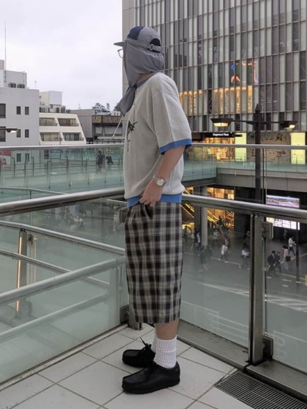 ベージュ系のその他パンツ、ブルー系のTシャツ/カットソーを着用したメンズの春コーディネートの2枚目の写真