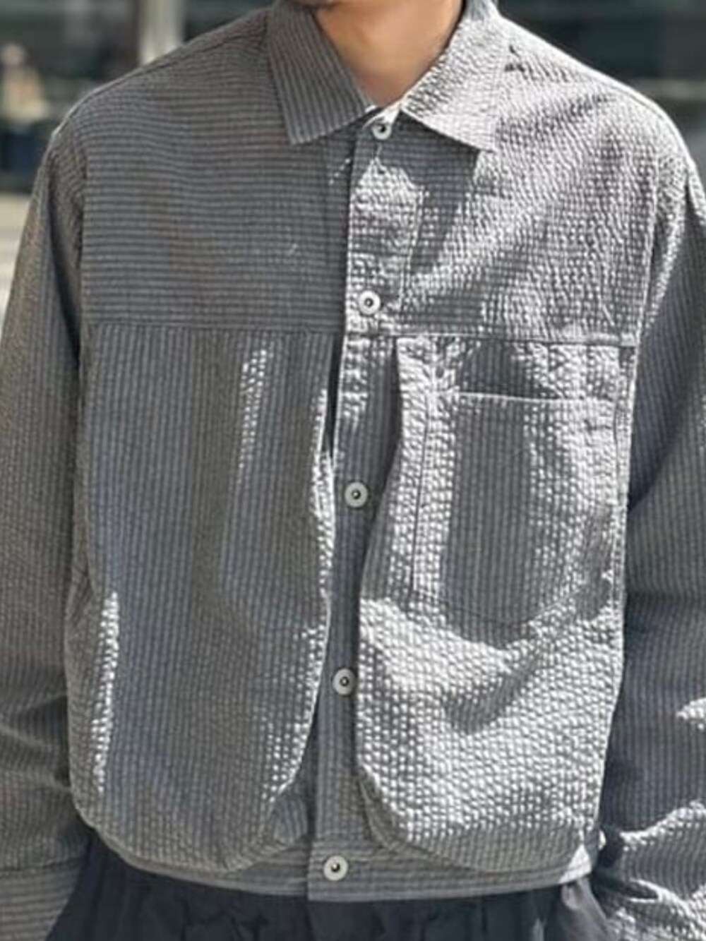 グレー系のブルゾンを着用したメンズの春コーディネートの4枚目の写真