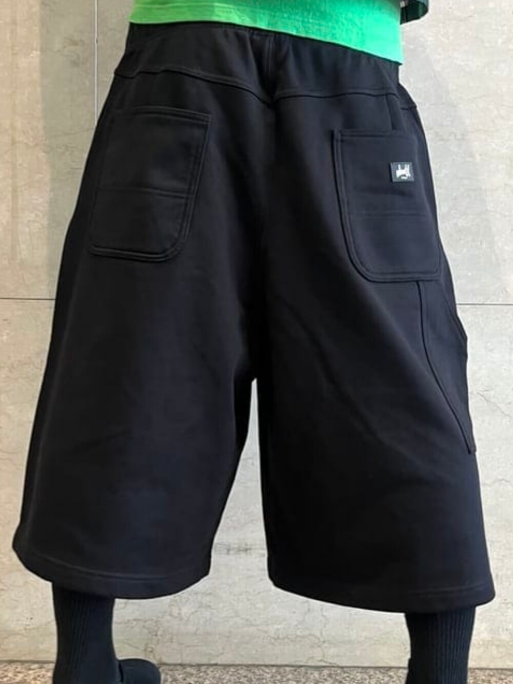 グリーン系のシャツ/ブラウス、ブラック系のその他パンツ、ブラック系のサンダルを着用したメンズの夏コーディネートの3枚目の写真