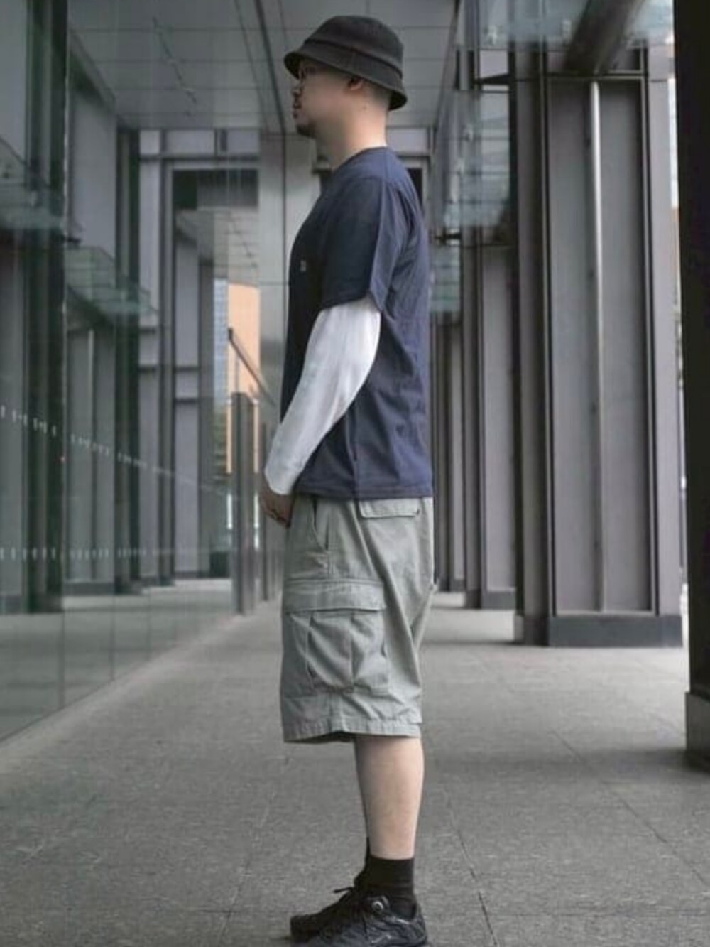 ブルー系のTシャツ/カットソーを着用したメンズの夏コーディネートの2枚目の写真