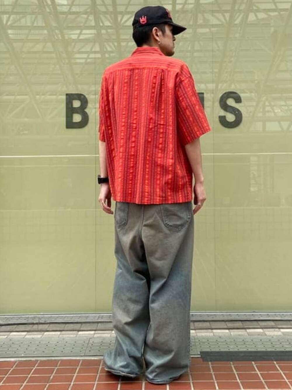 レッド系のシャツ/ブラウス、ブラック系のサンダルを着用したメンズの夏コーディネートの3枚目の写真