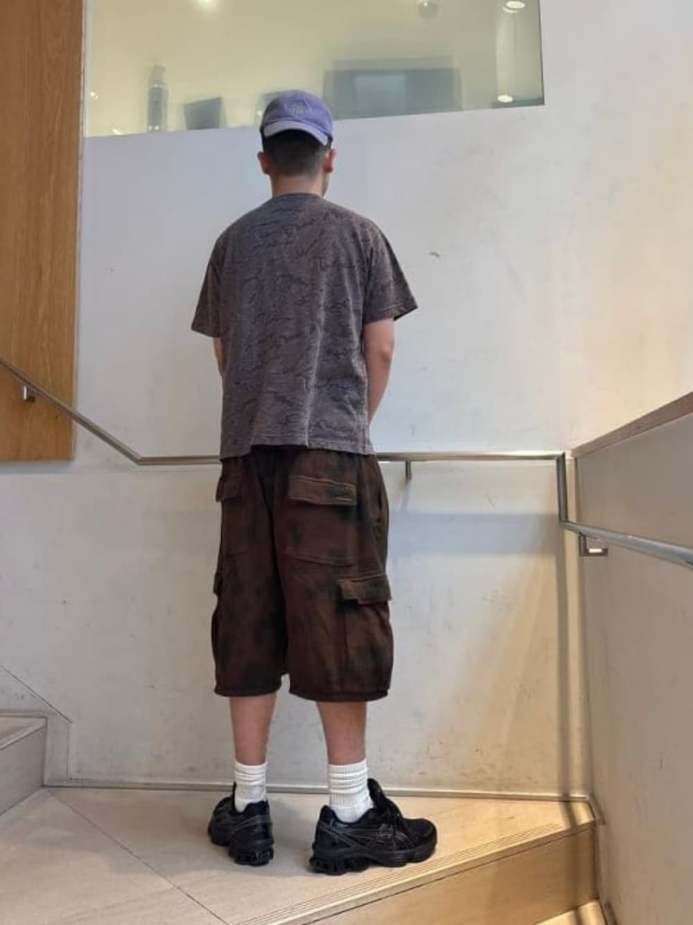 ブラウン系のカーゴパンツ、ブラウン系のTシャツ/カットソーを着用したメンズの春コーディネートの2枚目の写真