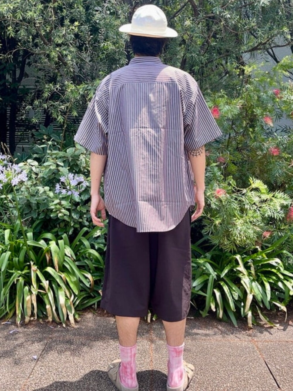 ブラウン系のシャツ/ブラウス、ブラウン系のその他パンツを着用したメンズの夏コーディネートの3枚目の写真