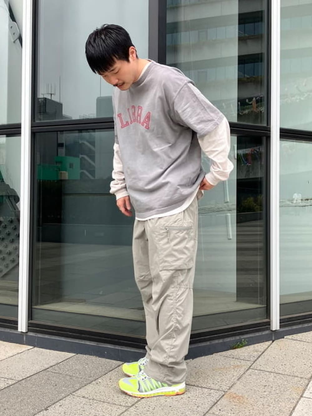 グレー系のTシャツ/カットソー、グリーン系のその他パンツを着用したメンズの春コーディネートの2枚目の写真