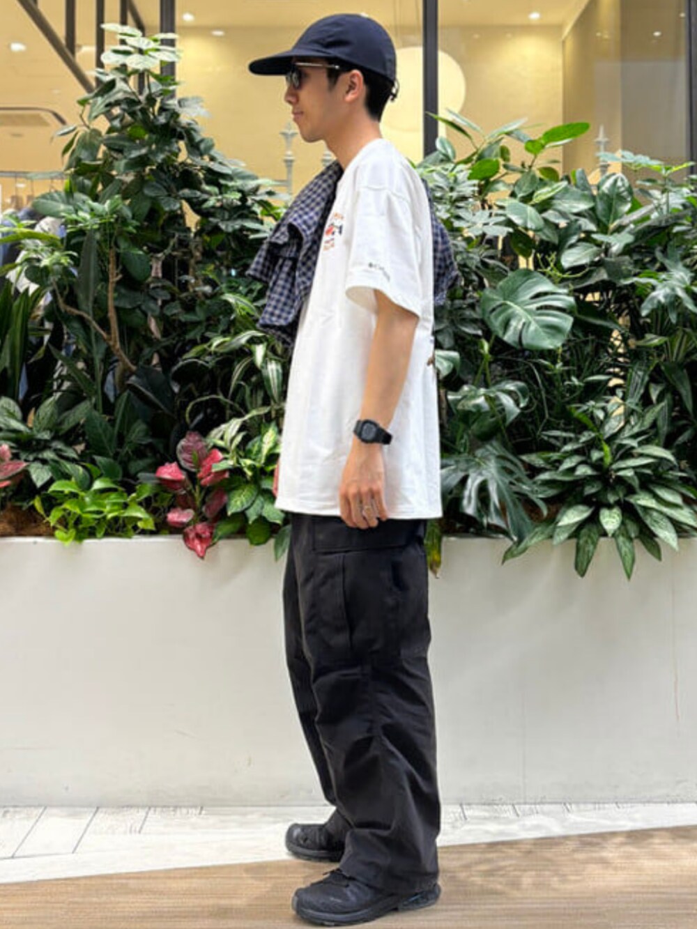 ブラック系のカーゴパンツ、ブルー系のシャツ/ブラウス、ホワイト系のTシャツ/カットソーを着用したメンズの春コーディネートの2枚目の写真