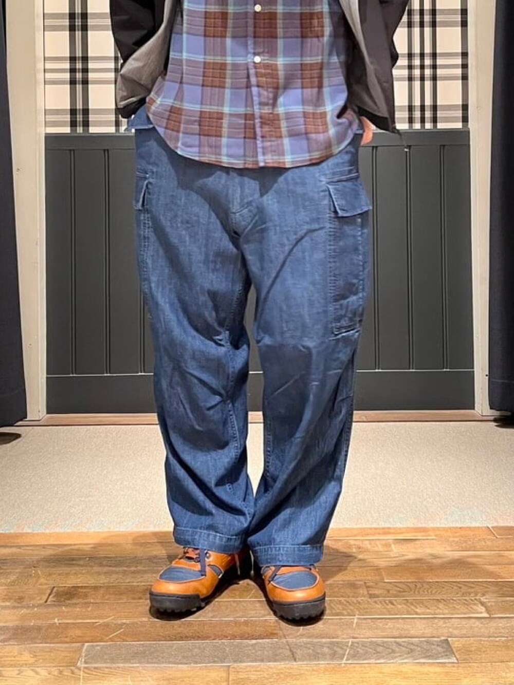 ブラック系のブルゾン、ブルー系のシャツ/ブラウス、ブルー系のカーゴパンツを着用したメンズの春コーディネートの5枚目の写真