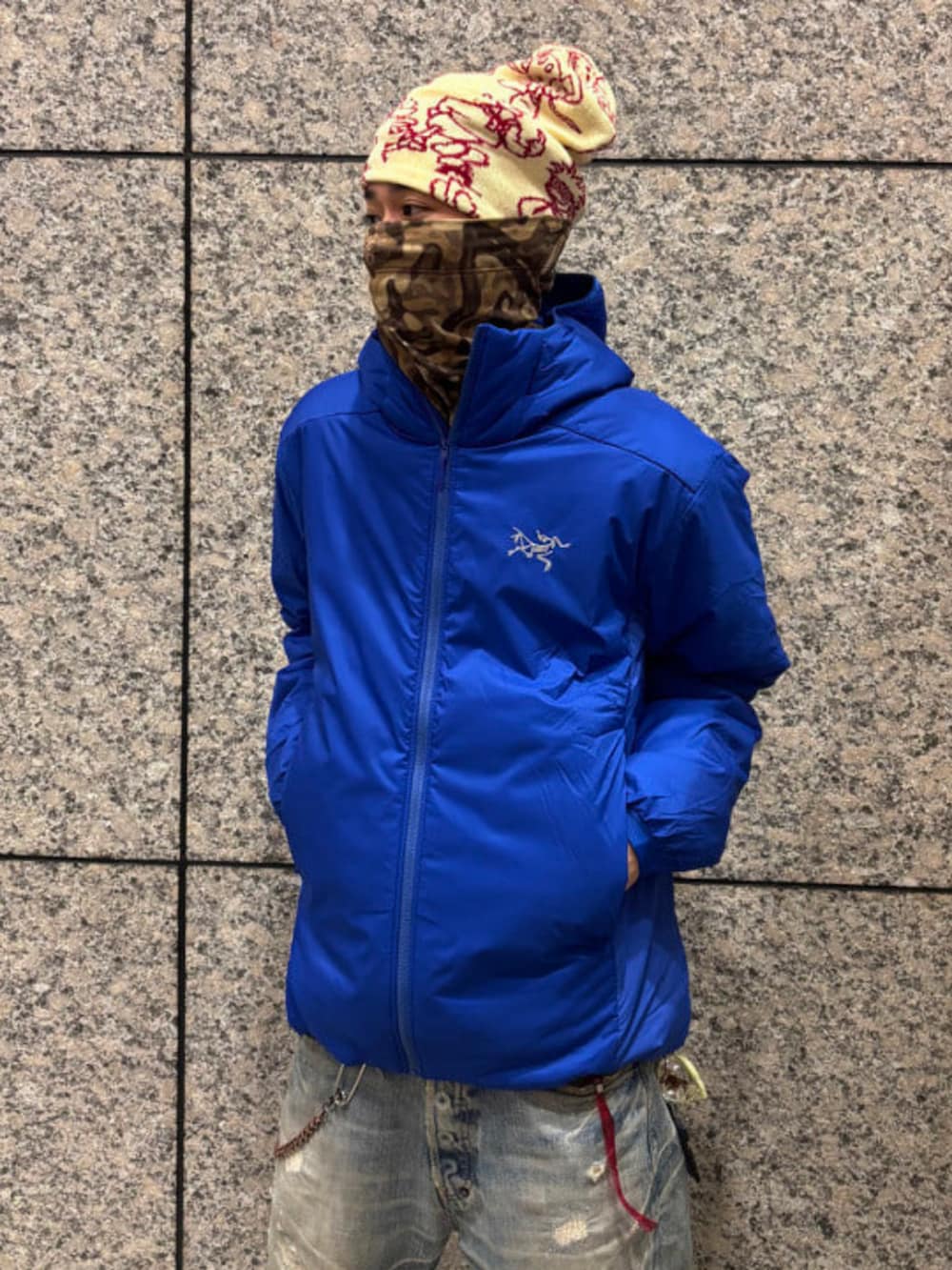 ブルー系のブルゾンを着用したメンズの秋コーディネートの4枚目の写真