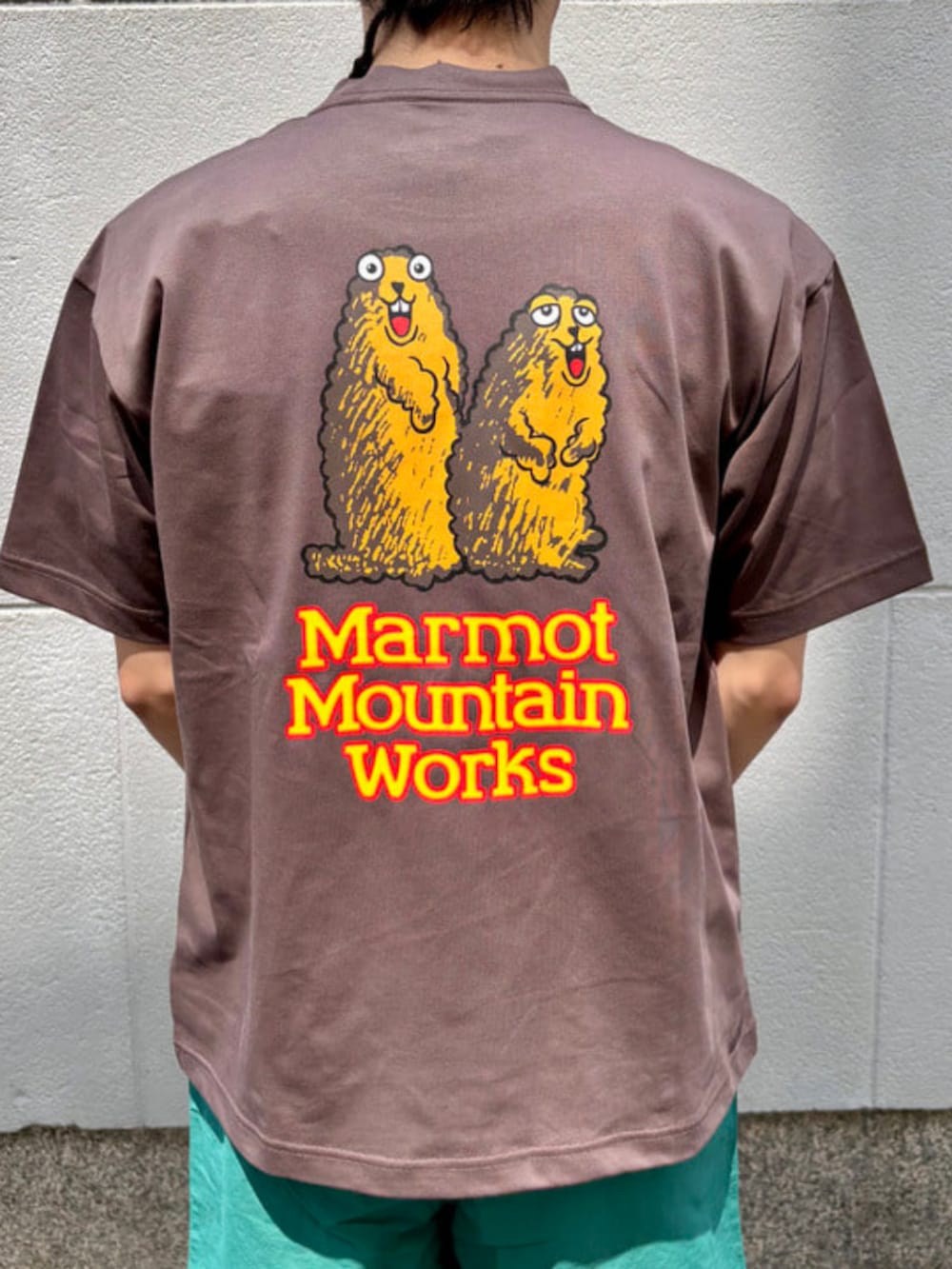 ブラウン系のTシャツ/カットソーを着用したメンズの春コーディネートの6枚目の写真