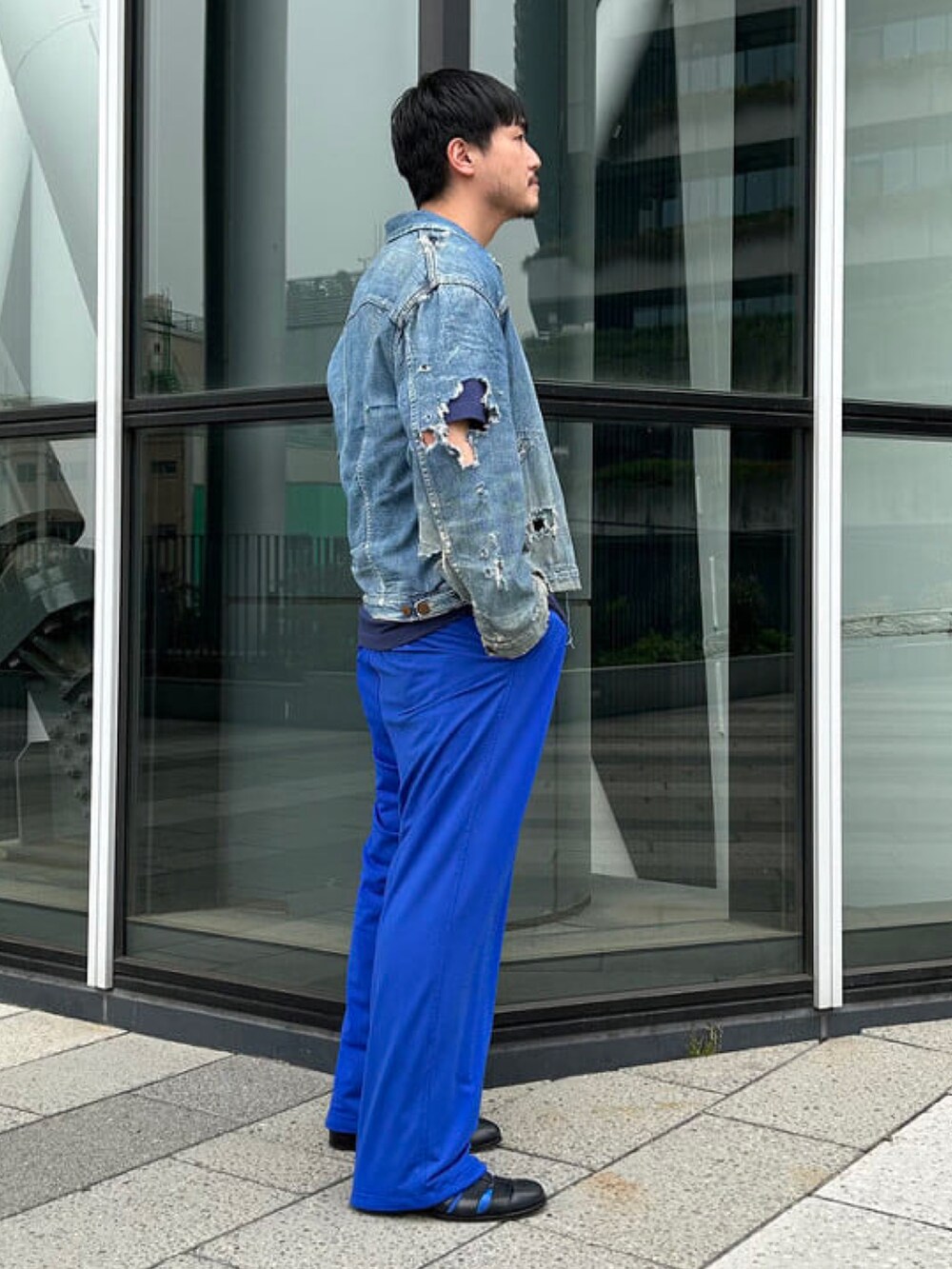 ブルー系のその他パンツを着用したメンズの夏コーディネートの2枚目の写真